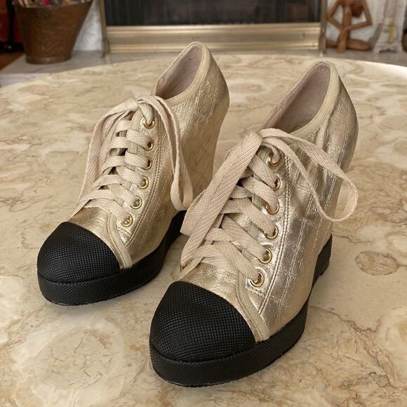 L.A.M.B Denver Gwen Stefani Gold Monogram Leather Platform Sneakers - Picture 2 of 16